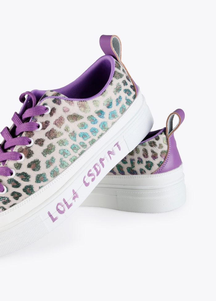 Sneakers de Lola Casademunt de animal print y maxi suela