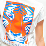 Camiseta blanca con posicionado frontal de tigre.