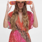 Sombrero de Lola Casademunt print rayas naranja y fucsia