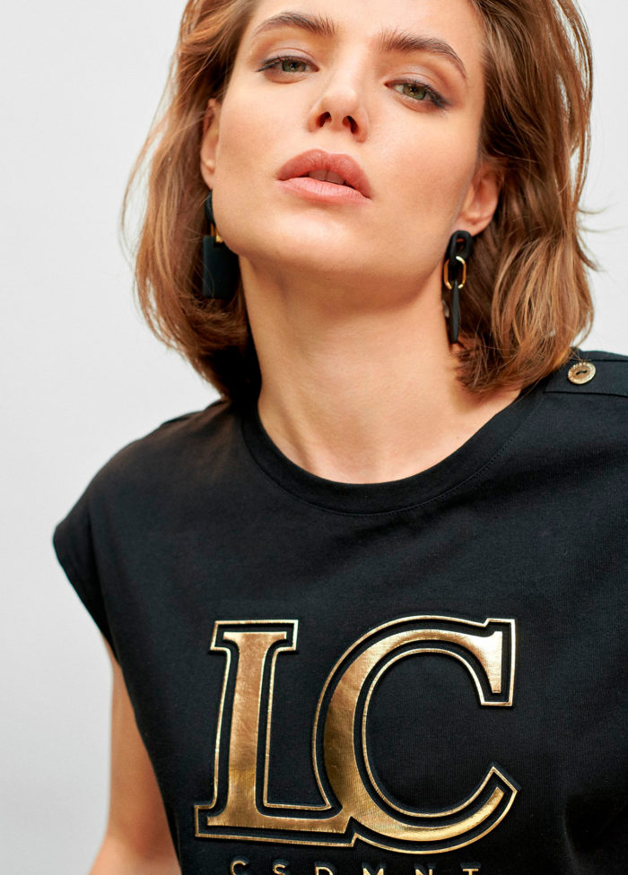 Camiseta de Lola Casademunt negra con LC dorado