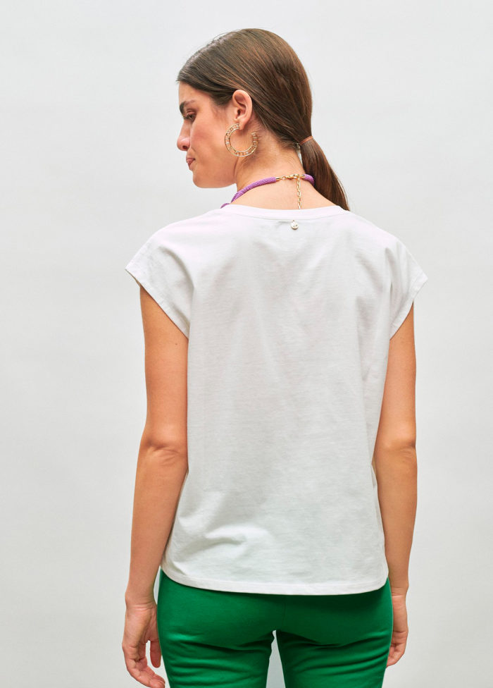 Camiseta blanca con posicionado frontal multicolor