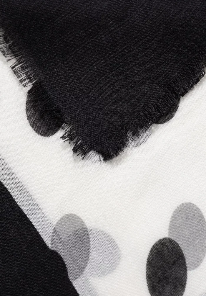 Pañuelo de Vilanova de lunares blanco y negro, Pañuelo estampado de lunares en blanco y negro rectangular con ribete de flecos.
